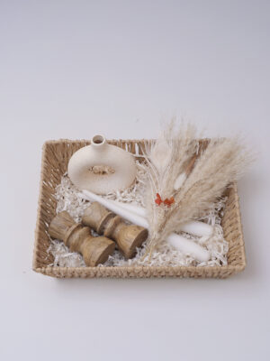 מארז ווילד הכולל סלסלה,אגרטל,זר,פמוטים מעץ וזוג נרות